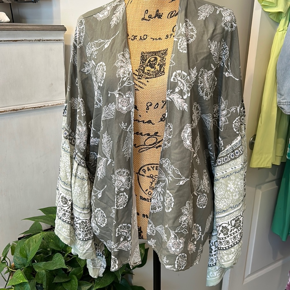 Honey cloth size medium sage green floral kimono